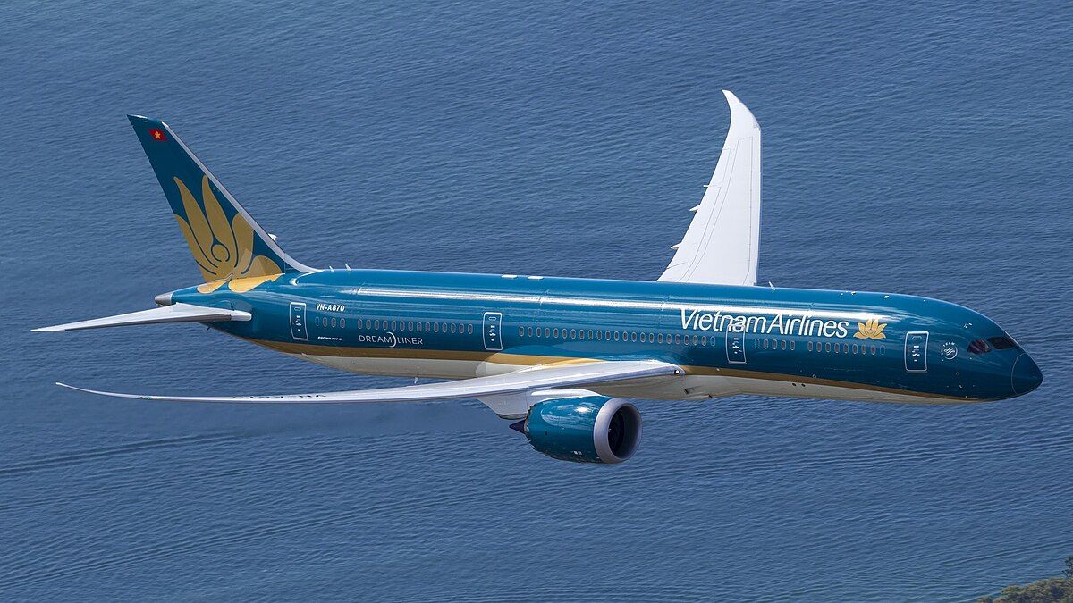 Vietnam Airlines khai thác nhiều chặng bay thẳng và nối chuyến từ sân bay Quốc tế Kuala Lumpur đến Việt Nam với tần suất mỗi ngày
